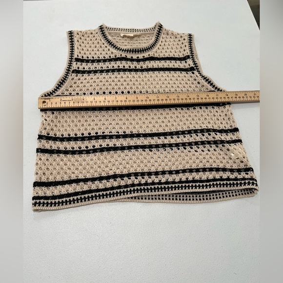 Solitaire Black and Cream Sleeveless Sweater
Crotchet Top M - Picture 4 of 7